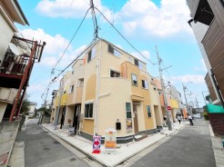 【プロバンススタイル】
日暮里・舎人ライナー「扇大橋」駅まで徒歩14分のポジション！
西側には芝生の公園があるので、お子様も安心して遊ぶことができます！