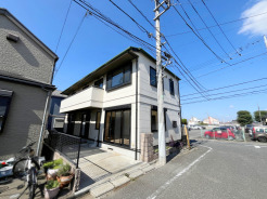 【外観】
北東角地物件！前面道路に幅があるので、スムーズに駐車が可能！