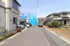 【前面道路】
住宅周辺は交通量が少なく、前面道路が6mあるので駐車もスムーズに出来ます。
