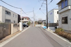 【前面道路】
幼稚園や保育園、小中学校の教育施設が徒歩圏内にあるので、共働きの子育て世帯の方にも安心な住環境。
