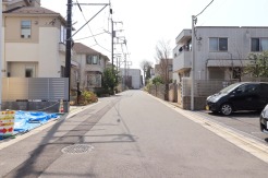【前面道路】
西武新宿線「花小金井」駅まで徒歩15分の立地に全3棟のデザイン性のある分譲住宅が登場！
