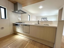 【Kitchen】
食洗器搭載のシステムキッチン。
家事の効率化が図れ、空いた時間に他の作業や家族との団らんを愉しめます。
