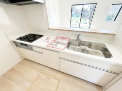 【Kitchen】（3号棟）
食洗器搭載のシステムキッチン。
家事の効率化が図れ、空いた時間に他の作業や家族との団らんを愉しめます。
