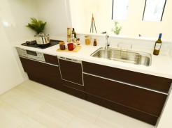 【Kitchen】
食洗器搭載のシステムキッチン。
家事の効率化が図れ、空いた時間に他の作業や家族との団らんを愉しめます。
