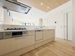 【Kitchen】
食洗器搭載のシステムキッチン。
家事の効率化が図れ、空いた時間に他の作業や家族との団らんを愉しめます。
