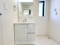 【同仕様写真：Wash Room】
機能美とデザイン性を両立させた3面境仕上げの洗面化粧台。視覚的に広がり感を持たせるだけでなく、機能的にも優れています。