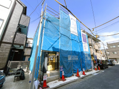 【外観】（2月中旬撮影）
小中学校まで徒歩11分の立地。保育園や幼稚園も徒歩圏内に複数点在するため、共働きの子育て世帯にも安心な住環境。
