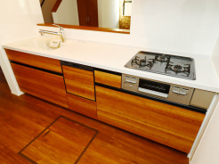 【Kitchen】
食洗器搭載のシステムキッチン。
家事の効率化が図れ、空いた時間に他の作業や家族との団らんを愉しめます。
