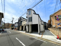 【外観】（3月中旬撮影）
京浜急行線「梅屋敷」駅徒歩9分、「京急蒲田」駅徒歩14分で利便性が高い立地。