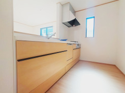 【Kitchen】
開放感あるカフェスタイルのおしゃれなオープンキッチン採用！リビング全体が見渡せられるので、子供の様子を見ながら、家族との会話を楽しみながら料理ができます。