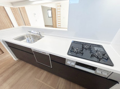 【Kitchen】
食洗器搭載のシステムキッチン。
家事の効率化が図れ、空いた時間に他の作業や家族との団らんを愉しめます。
