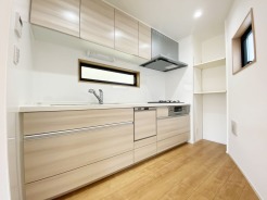 【Kitchen】
開放感あるシステムオープンキッチン仕様。家族との団らんを愉しみながら料理ができます。