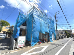 【外観】（2月末撮影）
人気の「荻窪」エリアに開放的なプランの邸宅。南向き物件で開放的な吹抜天井設計のため、心地よい陽光が差し込む心安らぐ明るいリビングルーム。