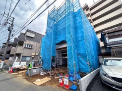 【外観】（3月撮影）
都営三田線「本蓮沼」駅まで徒歩4分の希少な立地に誕生。バス利用で「赤羽」駅も利用可能です。
南向き住戸で心地よい陽光射し込む明るく優雅な空間となっています。