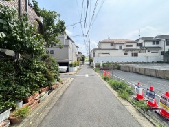 【外観】（3月撮影）
交通量の多くない道路に面しているため、車の騒音などの心配が減りそうです。
T字路で圧迫感が減り、風通しよく開放感ある立地。