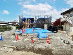 【外観】（3月中旬撮影）
全棟LDK17帖超の広々とした空間での優雅な暮らしが望めます。フルオープンキッチン仕様となっており、カフェスタイルでおしゃれな開放的なリビングルーム。