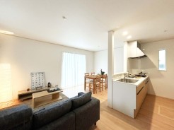 【LDK：14.37帖】
実際に現地に家具は配置しておりません。また、価格に家具は含まれません。