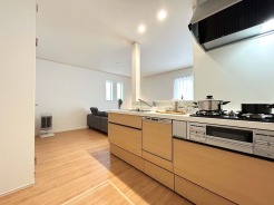 【Kitchen】
食洗器搭載のシステムキッチン。
家事の効率化が図れ、空いた時間に他の作業や家族との団らんを愉しめます。
