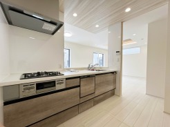 【Kitchen】
食洗器搭載のシステムキッチン。
家事の効率化が図れ、空いた時間に他の作業や家族との団らんを愉しめます。

