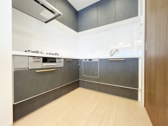 【Kitchen】
食洗器搭載のシステムキッチン。
家事の効率化が図れ、空いた時間に他の作業や家族との団らんを愉しめます。
