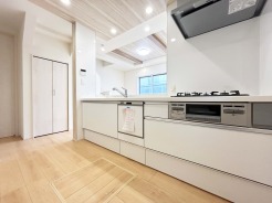 【Kitchen】
食洗器搭載のシステムキッチン。
家事の効率化が図れ、空いた時間に他の作業や家族との団らんを愉しめます。
