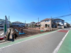 【外観】（4月上旬撮影）
全6棟36坪超えのゆとりある敷地のZEH水準仕様住宅が誕生！
上連雀の閑静な住宅街に佇む、商業・教育施設が整っている過ごしやすい住環境となっています。