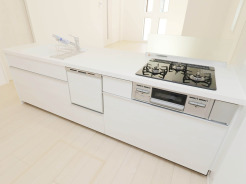 【Kitchen】
食洗器搭載のシステムキッチン。
家事の効率化が図れ、空いた時間に他の作業や家族との団らんを愉しめます。
