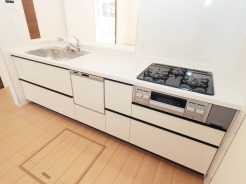 【Kitchen】
食洗器搭載のシステムキッチン。
家事の効率化が図れ、空いた時間に他の作業や家族との団らんを愉しめます。
