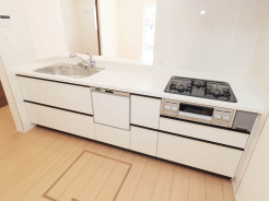 【Kitchen】
食洗器搭載のシステムキッチン。
家事の効率化が図れ、空いた時間に他の作業や家族との団らんを愉しめます。
