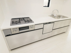 【Kitchen】
食洗器搭載のシステムキッチン。
家事の効率化が図れ、空いた時間に他の作業や家族との団らんを愉しめます。
