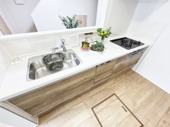 【Kitchen】
食洗器搭載のシステムキッチン。
家事の効率化が図れ、空いた時間に他の作業や家族との団らんを愉しめます。
