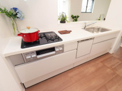 【Kitchen】
食洗器搭載のシステムキッチン。
家事の効率化が図れ、空いた時間に他の作業や家族との団らんを愉しめます。
