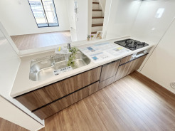 【Kitchen】
食洗器搭載のシステムキッチン。
家事の効率化が図れ、空いた時間に他の作業や家族との団らんを愉しめます。
