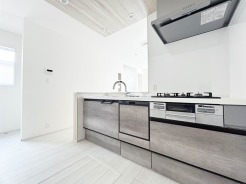 【Kitchen】
食洗器搭載のシステムキッチン。
家事の効率化が図れ、空いた時間に他の作業や家族との団らんを愉しめます。

