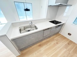 【Kitchen】
食洗器搭載のシステムキッチン。
家事の効率化が図れ、空いた時間に他の作業や家族との団らんを愉しめます。
