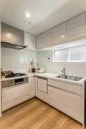 【Kitchen】
食洗器搭載のシステムキッチン。
家事の効率化が図れ、空いた時間に他の作業や家族との団らんを愉しめます。
