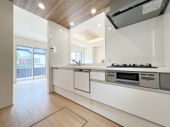【Kitchen】
食洗器搭載のシステムキッチン。
家事の効率化が図れ、空いた時間に他の作業や家族との団らんを愉しめます。
