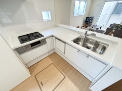 【Kitchen】
食洗器搭載のシステムキッチン。
家事の効率化が図れ、空いた時間に他の作業や家族との団らんを愉しめます。
