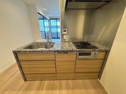 【Kitchen】
食洗器搭載のシステムキッチン。
家事の効率化が図れ、空いた時間に他の作業や家族との団らんを愉しめます。
完工後写真_250528_36 