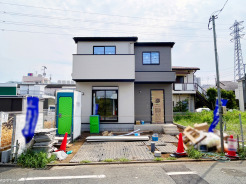 【外観：8月上旬撮影】
