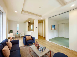 【LDK：2号棟】
本画像はCGで作成しており、実際に現地に家具は配置しておりません。また、価格に家具は含まれません。
