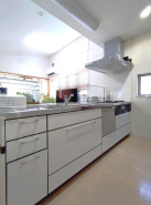 【Kitchen】
食洗器搭載のシステムキッチン。
家事の効率化が図れ、空いた時間に他の作業や家族との団らんを愉しめます。
