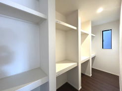 【内観】3号棟1F収納