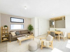 【LDK：17.1帖】
穏やかな光と柔らかな色合いが、温もりあふれる心地よい空間を演出。ゆったりと流れる時間を感じさせる、洗練された暮らしを予感させる住まいです
本画像はCGで作成しており、実際に現地に家具は配置しておりません。また、価格に家具は含まれません。

