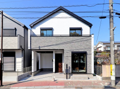 【外観】
全12棟の大型分譲地。シンプルで洗練された佇まい。穏やかな時間が流れる邸宅
