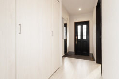 【Entrance】
明るく開放的な空間が広がり、心穏やかに過ごせる住まい。