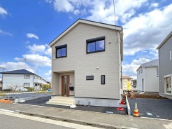 【外観】
青い空と白い雲が広がる、穏やかな佇まい。新しい暮らしへの期待が膨らむ、心地よい住まいです。

