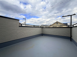 【Wide Balcony】
空と街並みを借景に、心地よい風を感じながら心穏やかな時間を過ごせる、開放感あふれる空間。
洗濯物だけなく、ガーデニングや読書など趣味の場としても利用可能。