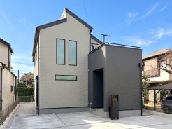 【外観】
「国分寺」駅徒歩14分の希少立地に佇む、敷地173㎡の邸宅が堂々完成。
澄み渡る空の下、趣のある外観が心地よい静けさを醸し出す住まい。洗練されたデザインが、穏やかな日常を彩る空間へと誘います。