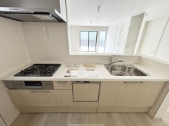 【Kitchen】
日々の暮らしに彩りを添える、機能的で洗練された空間。温かみのある色調とすっきりとしたデザインが、心地よい安らぎをもたらします

